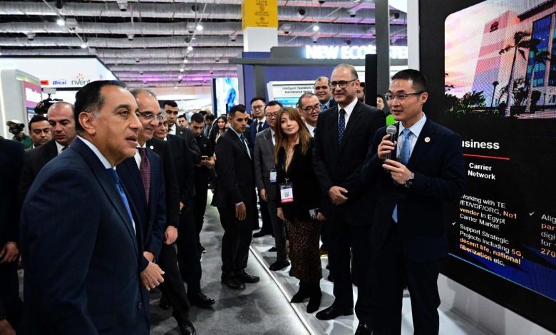 رئيس الوزراء يتفقد جناح هواوي فيCairo ICT